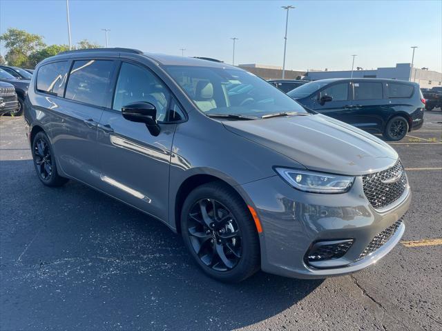 new 2024 Chrysler Pacifica car, priced at $39,935