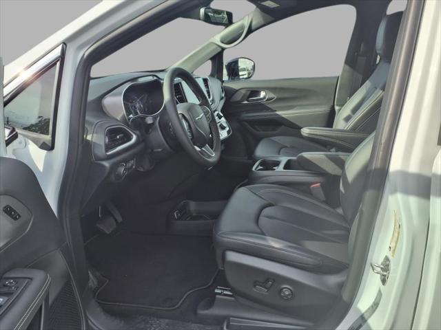 new 2025 Chrysler Pacifica car, priced at $40,031