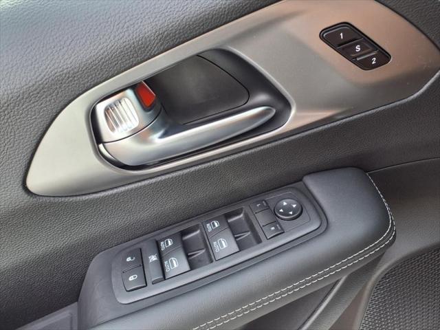 new 2025 Chrysler Pacifica car, priced at $40,031