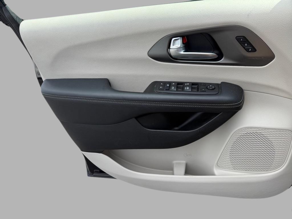 used 2023 Chrysler Pacifica car, priced at $23,400