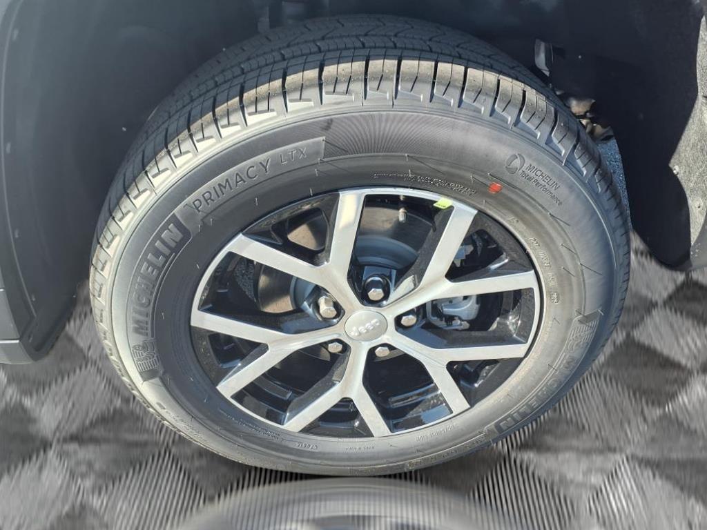 new 2025 Jeep Grand Cherokee car, priced at $39,988