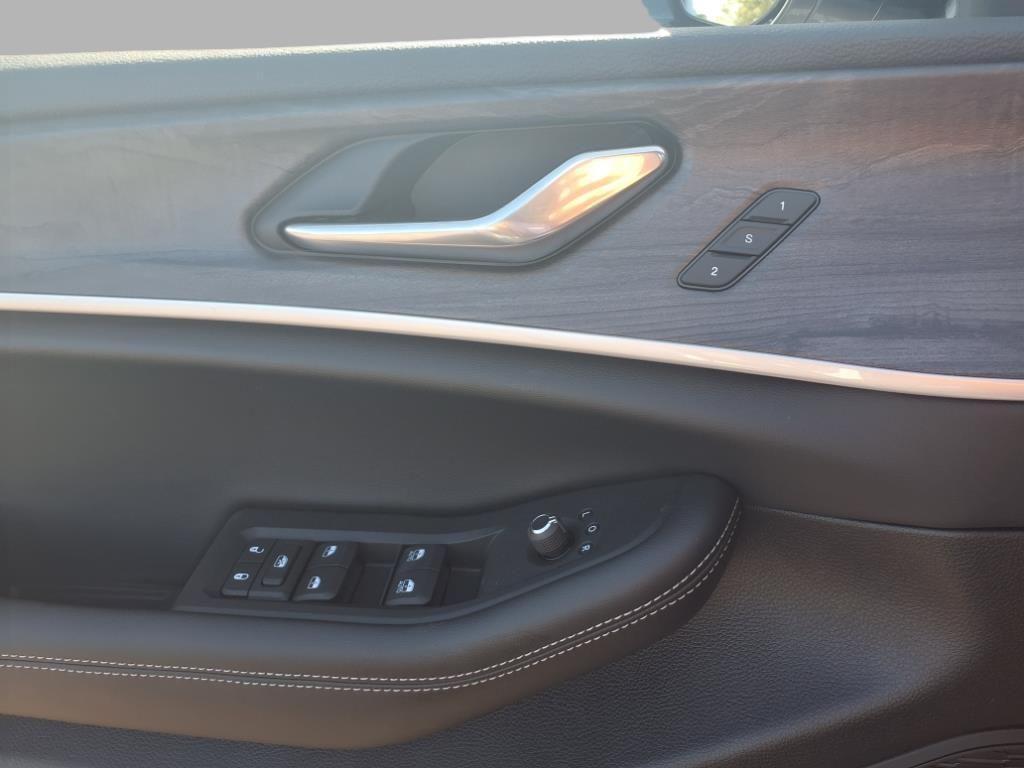 new 2025 Jeep Grand Cherokee car, priced at $39,988