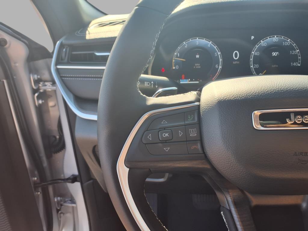 new 2025 Jeep Grand Cherokee car, priced at $39,988