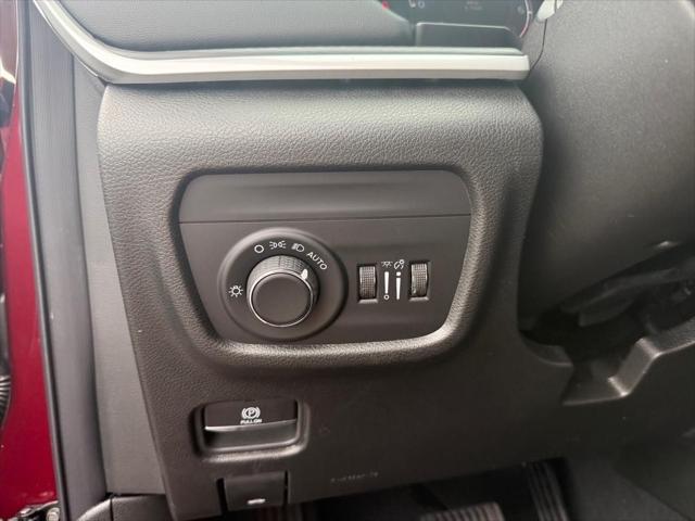 new 2025 Jeep Grand Cherokee car, priced at $37,900