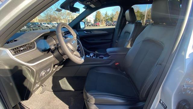 new 2025 Jeep Grand Cherokee car, priced at $38,995