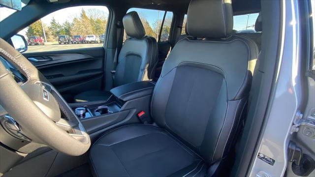 new 2025 Jeep Grand Cherokee car, priced at $38,995