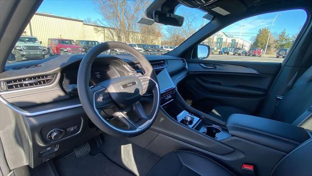 new 2025 Jeep Grand Cherokee car, priced at $38,995