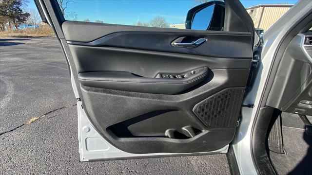 new 2025 Jeep Grand Cherokee car, priced at $38,995