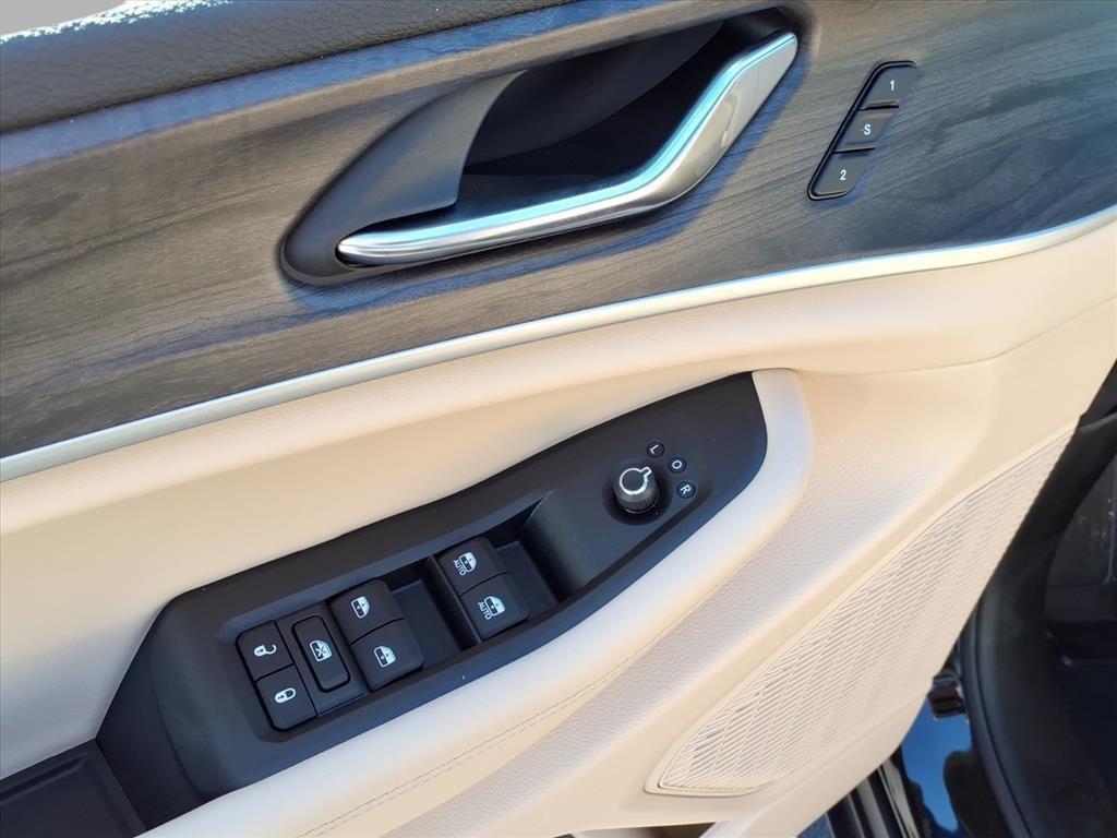 new 2025 Jeep Grand Cherokee car, priced at $45,759