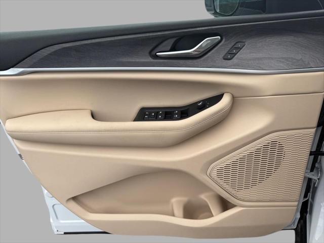 new 2025 Jeep Grand Cherokee car, priced at $40,900