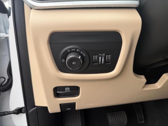 new 2025 Jeep Grand Cherokee car, priced at $40,900