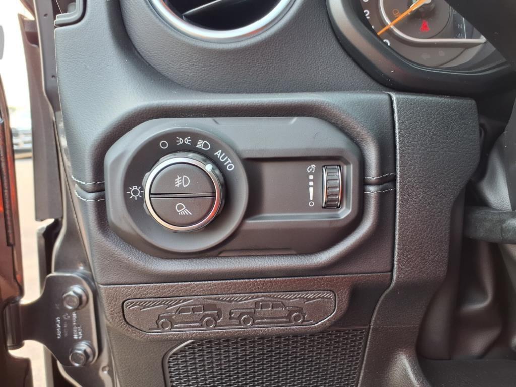 new 2025 Jeep Gladiator car, priced at $43,474