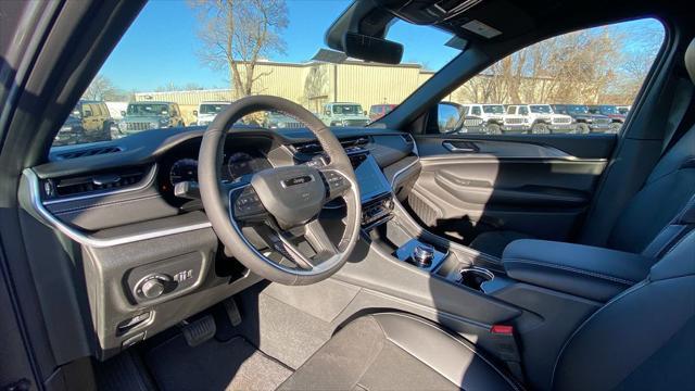 new 2025 Jeep Grand Cherokee car, priced at $38,780