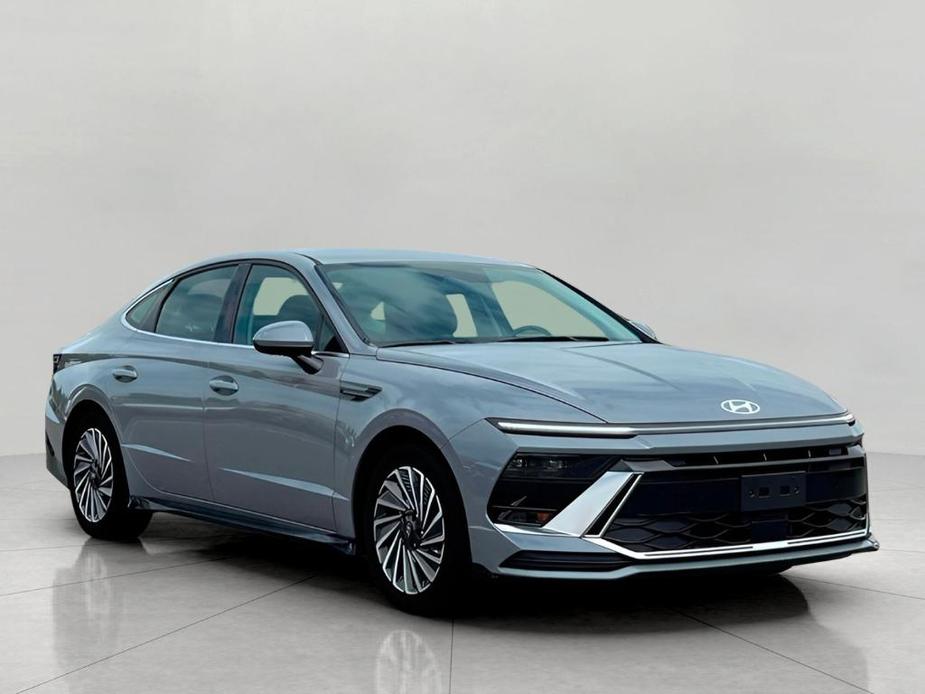 new 2025 Hyundai Sonata Hybrid car, priced at $31,203