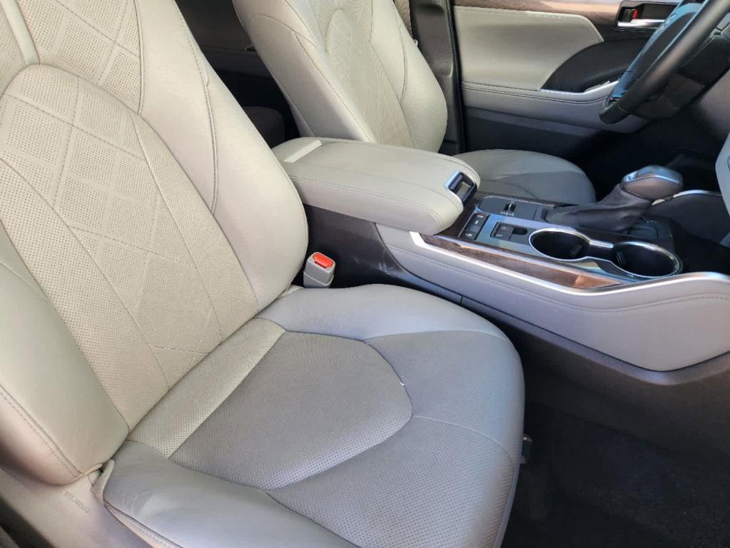 used 2021 Toyota Highlander car, priced at $32,877