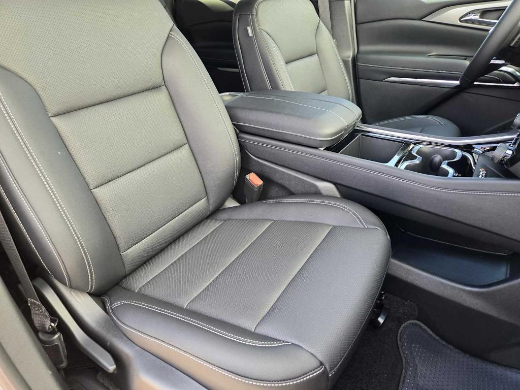 new 2025 Chevrolet Traverse car, priced at $43,695