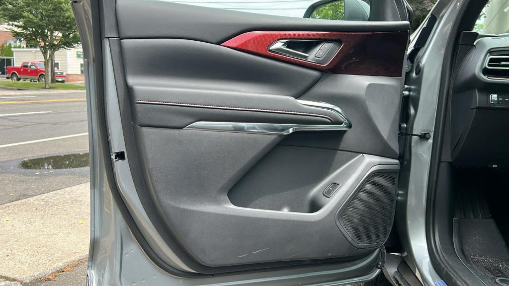 new 2025 Chevrolet Traverse car, priced at $53,998