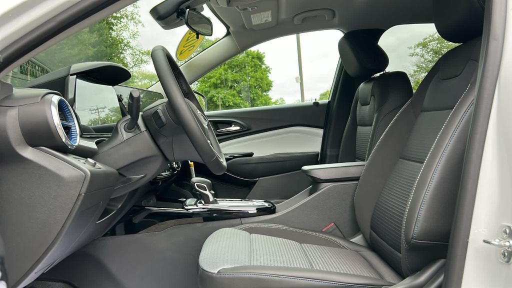 new 2025 Chevrolet Trax car, priced at $26,335