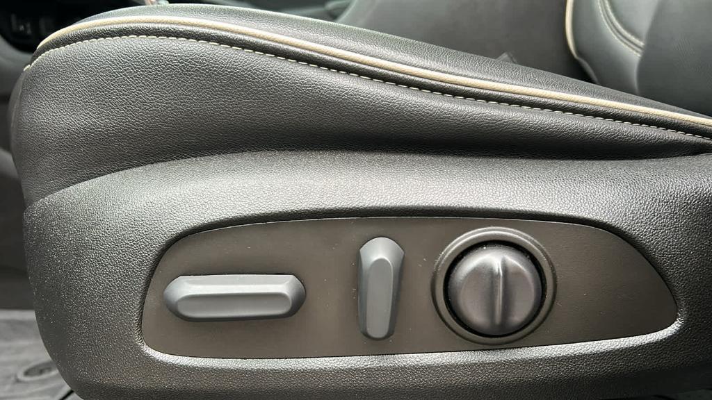 used 2023 Chevrolet Traverse car, priced at $38,990