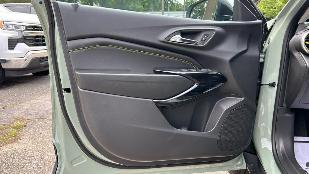 new 2025 Chevrolet Trax car, priced at $27,380