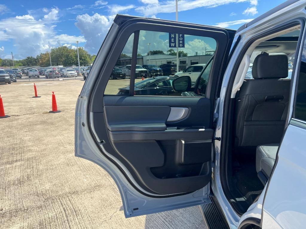 new 2025 Ford Expedition car, priced at $69,725