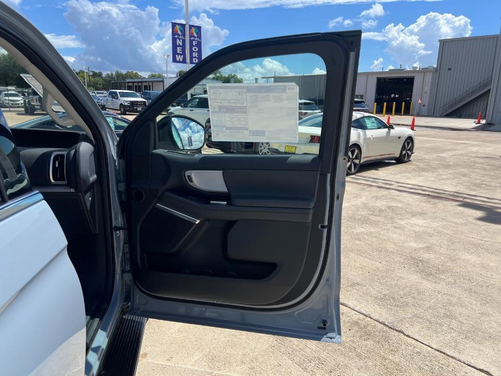 new 2025 Ford Expedition car, priced at $69,725