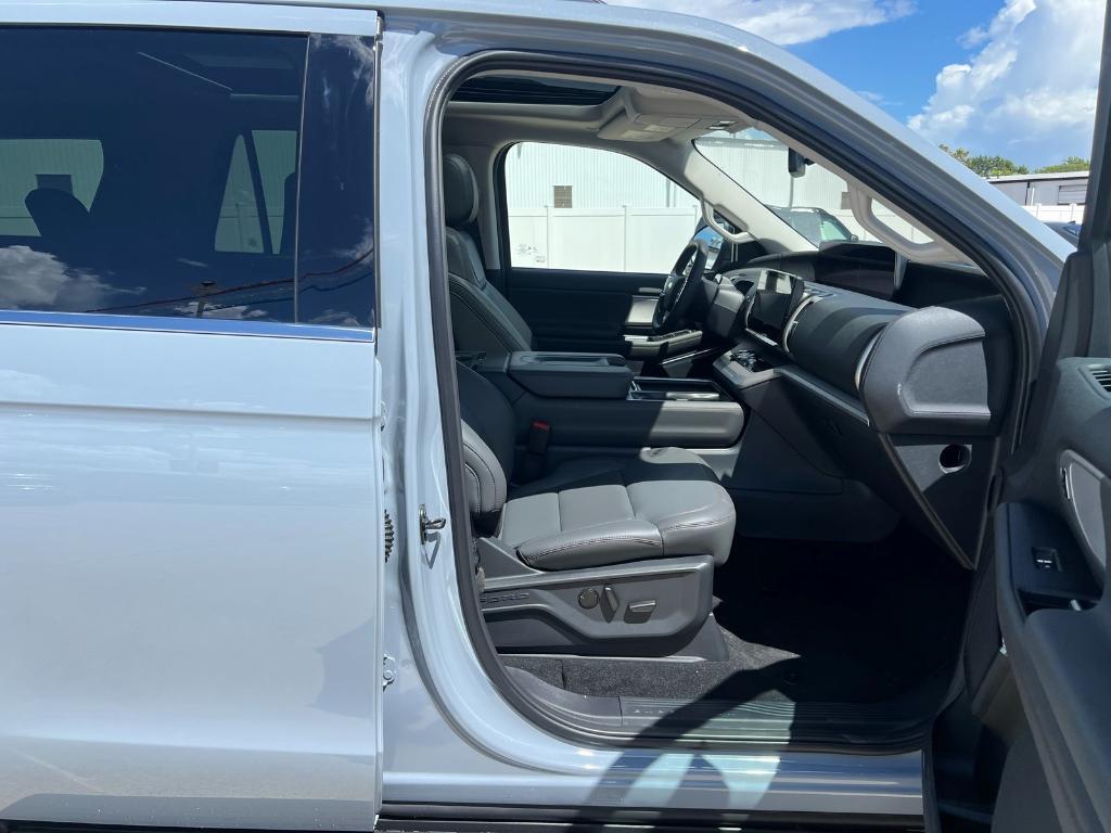 new 2025 Ford Expedition car, priced at $69,725