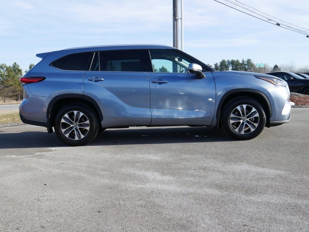 used 2022 Toyota Highlander car, priced at $35,060