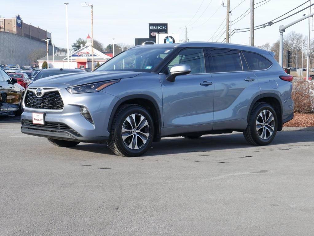 used 2022 Toyota Highlander car, priced at $35,060