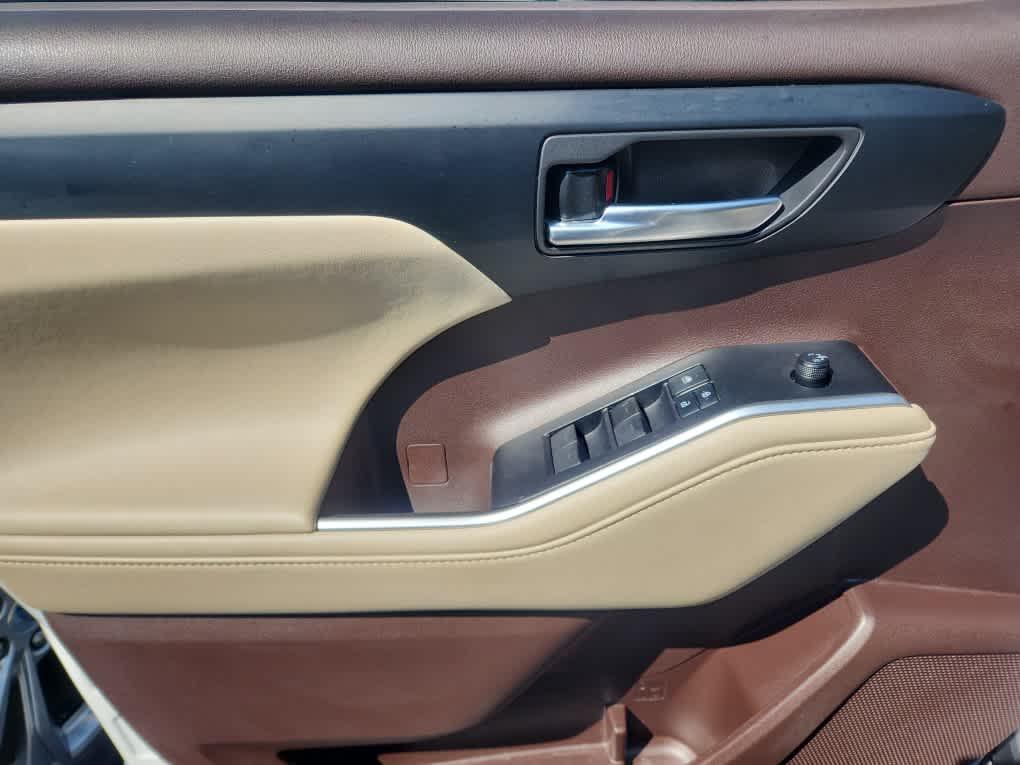 used 2020 Toyota Highlander car, priced at $28,657