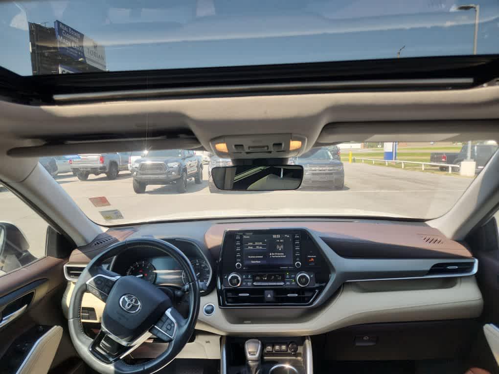 used 2020 Toyota Highlander car, priced at $28,657