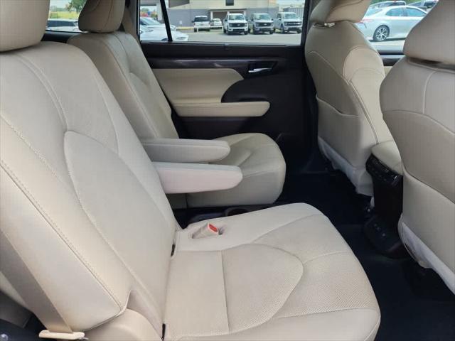 used 2021 Toyota Highlander car, priced at $36,552