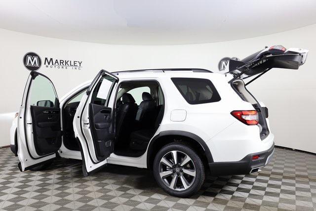 new 2025 Honda Pilot car, priced at $52,495