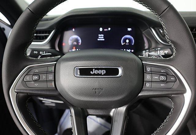 new 2025 Jeep Grand Cherokee car, priced at $35,795