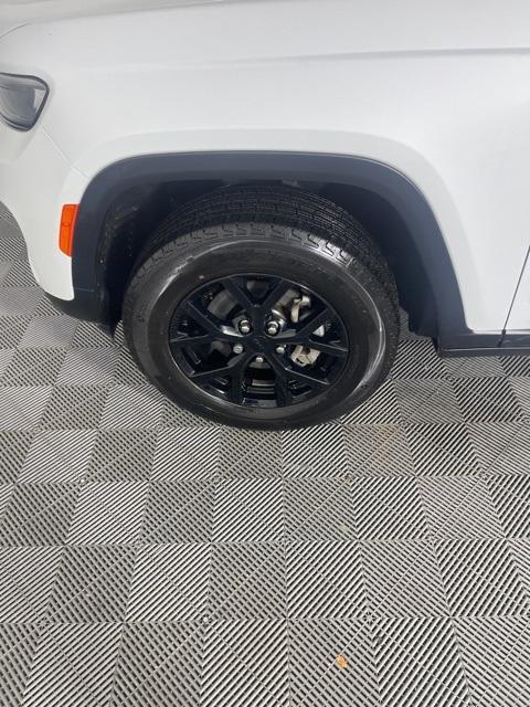 used 2024 Jeep Grand Cherokee car, priced at $38,995