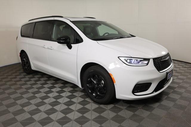 new 2025 Chrysler Pacifica Hybrid car, priced at $45,972