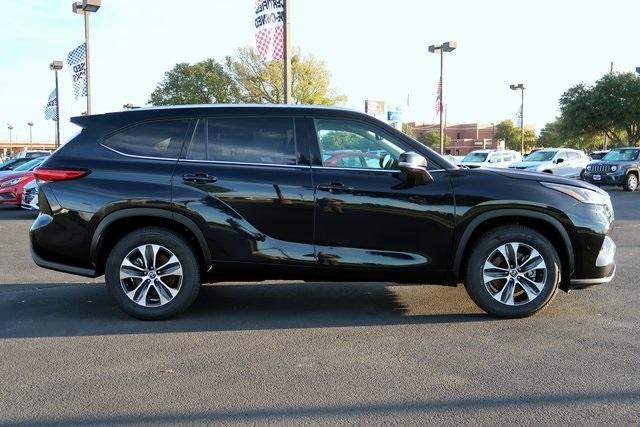 used 2022 Toyota Highlander car, priced at $33,938