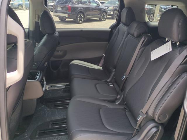 new 2025 Kia Carnival car, priced at $40,084