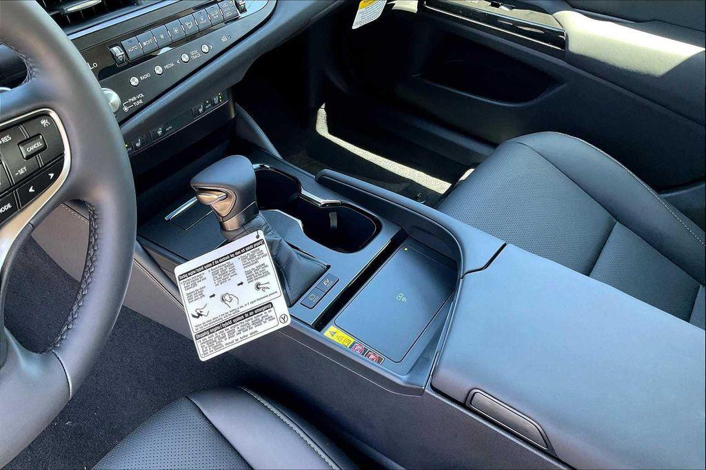 new 2025 Lexus ES 300h car, priced at $52,114