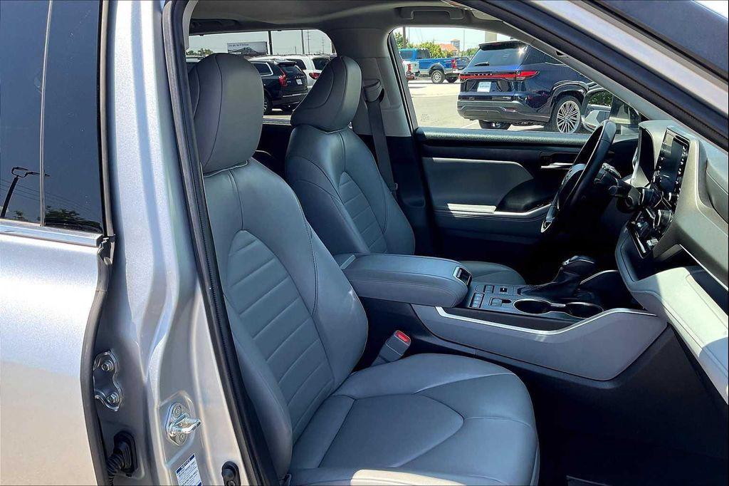 used 2022 Toyota Highlander car, priced at $35,000
