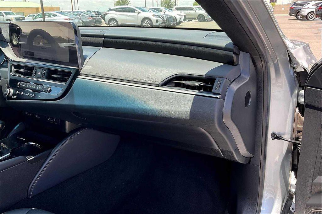 used 2024 Lexus ES 300h car, priced at $40,000