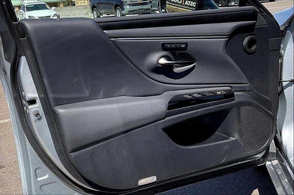 used 2025 Lexus ES 300h car, priced at $46,000