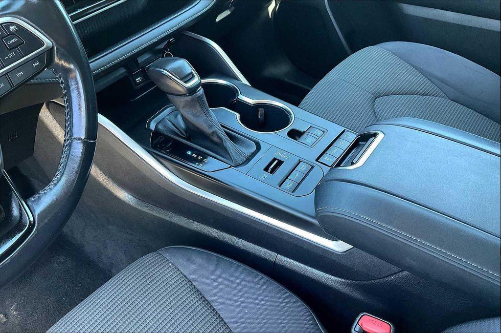 used 2021 Toyota Highlander car, priced at $32,000