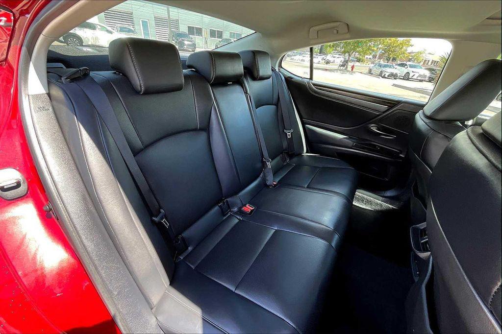 used 2025 Lexus ES 300h car, priced at $44,000
