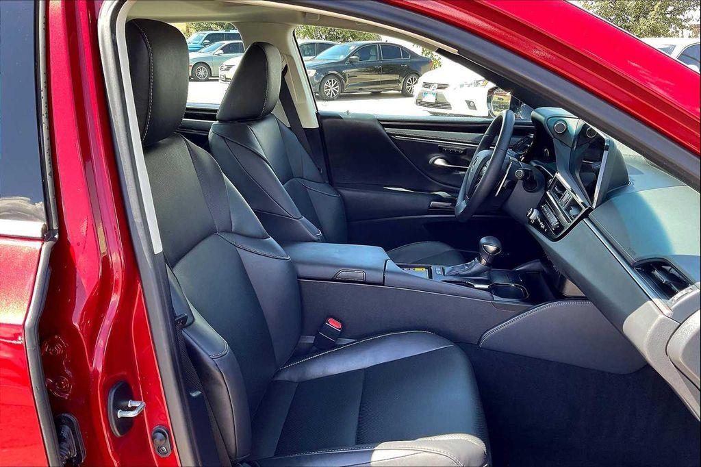 used 2025 Lexus ES 300h car, priced at $44,000