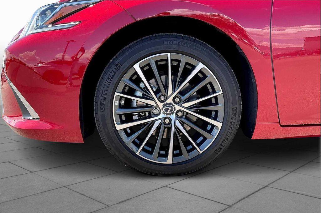 used 2025 Lexus ES 300h car, priced at $44,000