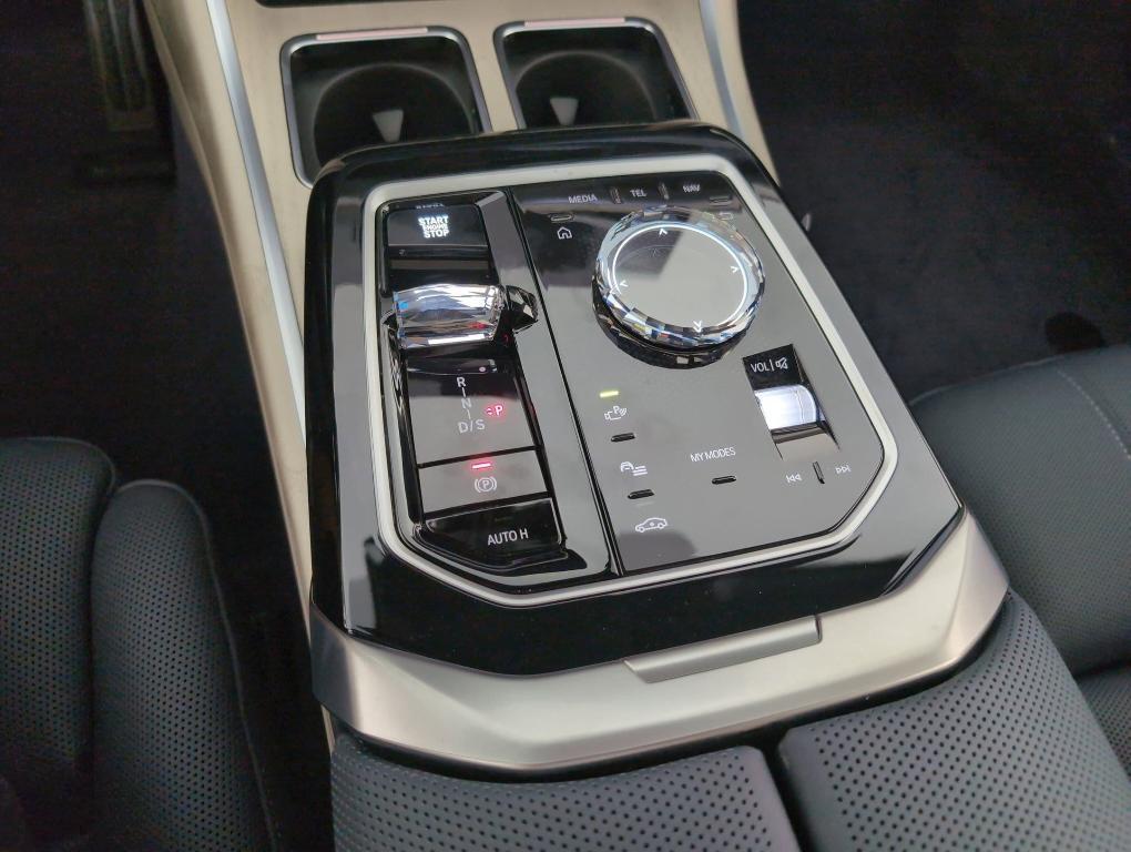 new 2025 BMW 760 car, priced at $138,100
