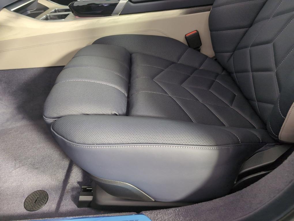 new 2025 BMW 760 car, priced at $138,100