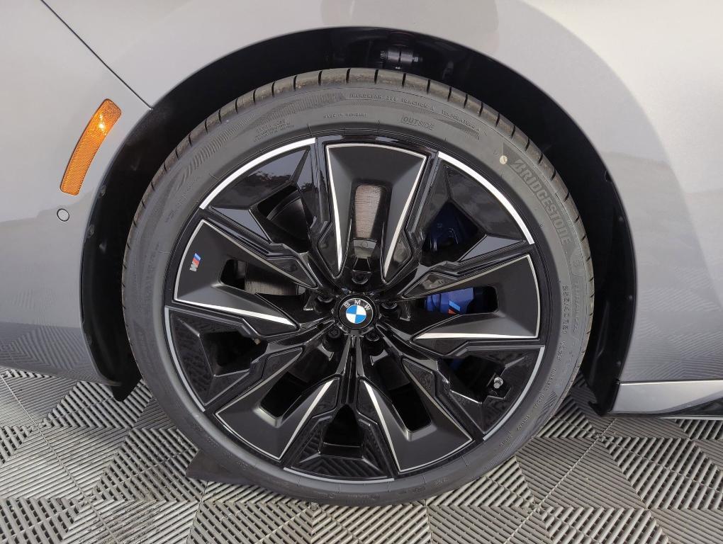 new 2025 BMW 760 car, priced at $138,100