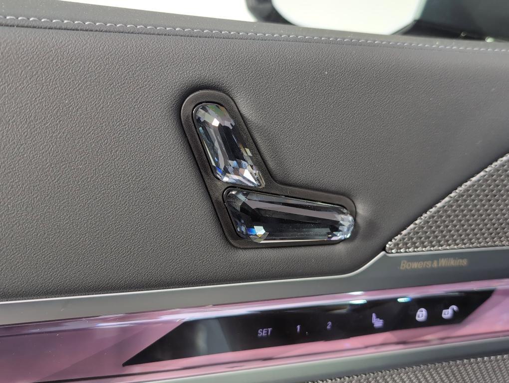 new 2025 BMW 760 car, priced at $137,650